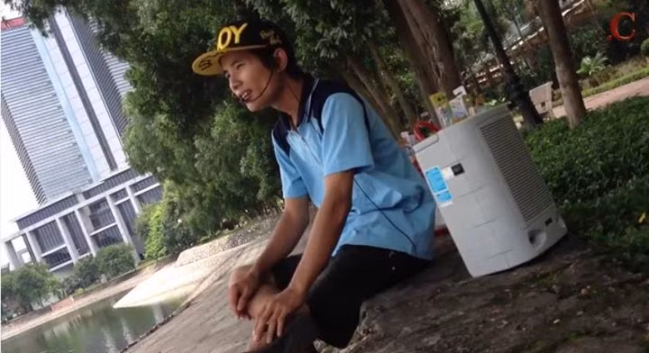 Công việc của Chip đường phố là hát rong, bán bàn chải. Cư dân mạng, giới trẻ vài tháng nay biết đến hình ảnh của Chip đường phố là một cậu bạn trẻ hay cười, vui tính và hát khá hay.