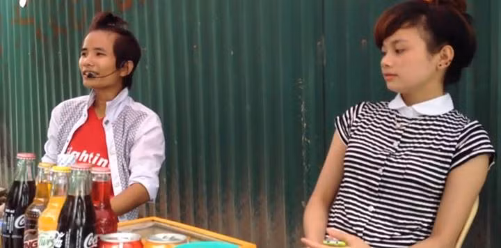 Ngoài ra Chip đường phố còn được biết đến khi xuất hiện bên một cô gái 9X bán trà đá khá xinh đẹp được cư dân mạng đặt biệt danh là "Hoa trinh nữ". Các clip Chip đường phố ngồi hát tại quán trà đá của Hoa trinh nữ luôn khiến khán giả trẻ thích thú.