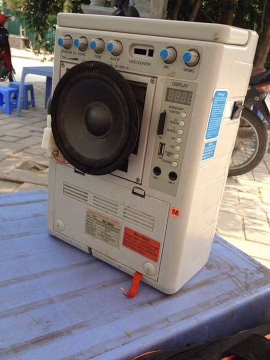 Đơn giản vì anh chàng này hay hát, vui tính và thường xuyên làm người xung quanh vui vẻ, phì cười với lối nói chuyện hài hước, duyên dáng. Với chiếc loa cũ này, Chip mang đến những niềm vui, nụ cười trên nhiều con phố của Thủ đô.