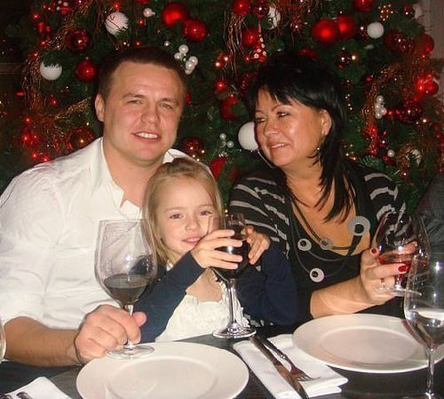 Từ nhỏ Kristina đã rất xinh xắn, cô bé luôn là báu vật của cả gia đình. Sở hữu tất cả những nét đẹp của cả ba và mẹ, Kristina trông như một tiểu thiên thần hết sức đáng yêu.