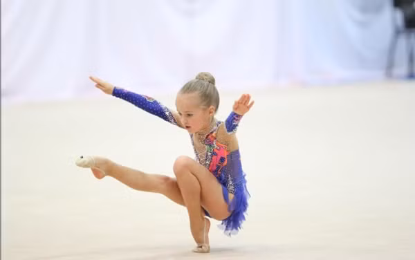 Sẽ chẳng là quá to tát khi ví Kristina Pimenova như một người mẫu, kiêm vận động viên nhí xinh đẹp nhất hành tinh. Dù ở trên sàn catwalk hay lúc biểu diễn thể dục, cô bé đều gây ấn tượng mạnh với vẻ đẹp trong sáng như thiên thần của mình.