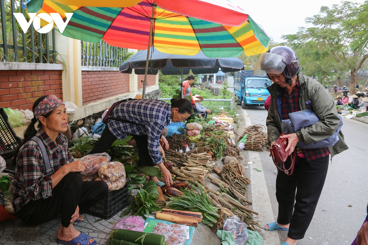 Nhiều mặt hàng rau, củ quả, gạo nương, mật ong rừng, hồi, quế, lá tắm người Dao, thuốc nam,… phong phú và tiện dụng