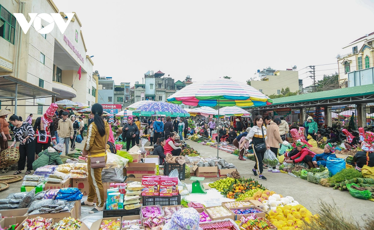 Sân chính của chợ ngập tràn các loại hàng hoá, đặc biệt là hàng hoá Tết, từ nông, lâm thổ sản do bà con nuôi trồng, sản xuất cho đến các loại bánh kẹo, đồ gia dụng được mang từ miền xuôi