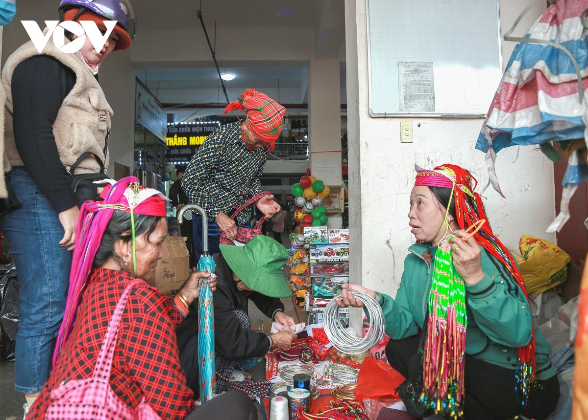 Chị Kiến Thị Hoa (xã Tiên Lãng, huyện Tiên Yên) lên chợ phiên Bình Liêu từ sớm để bày bán trang sức, trang phục của dân tộc Dao Thanh Y
