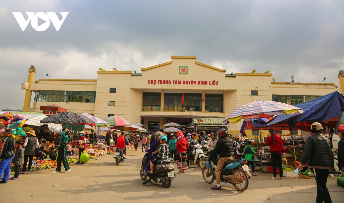 Chợ phiên tại trung tâm huyện Bình Liêu vẫn thường họp vào Chủ nhật. Chợ có nhiều đặc trưng riêng, mang màu sắc văn hóa của đồng bào dân tộc Tày, Dao, Sán Chỉ...