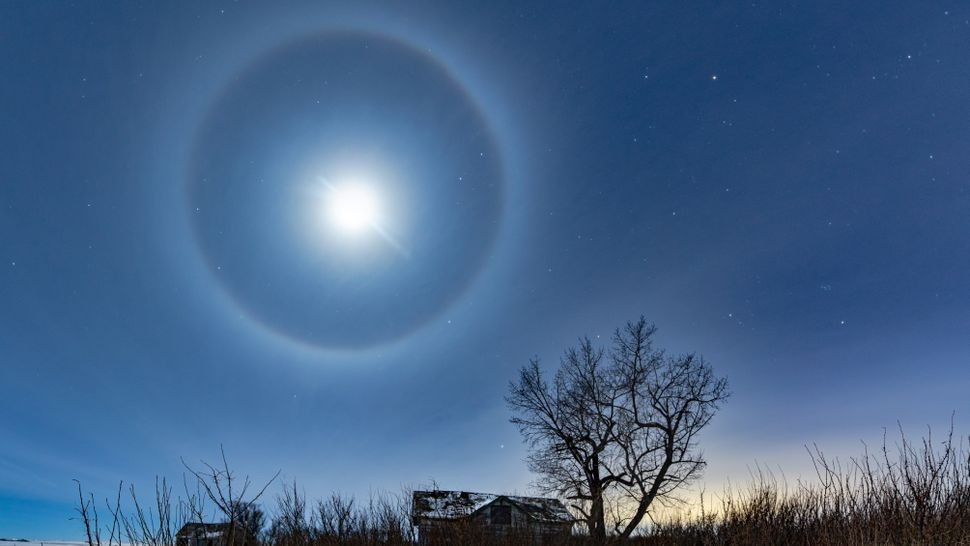 Bi an quang sang xung quanh Mat trang