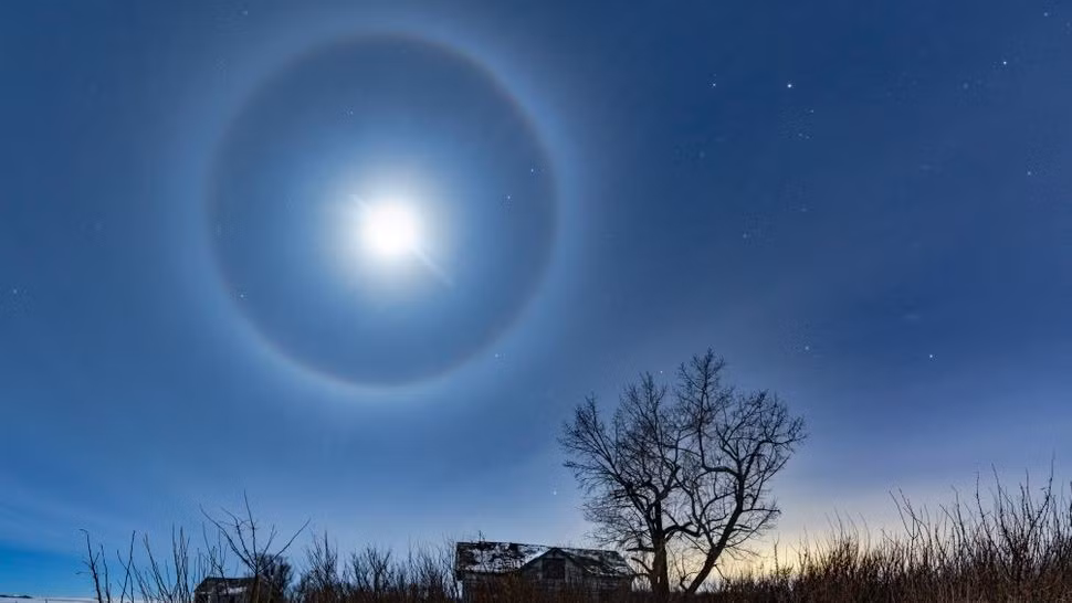 Bi an quang sang xung quanh Mat trang