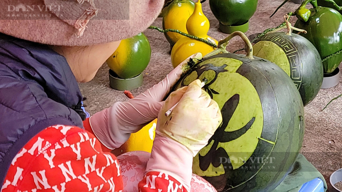 Năm đó, chị Hằng chỉ mua hơn chục quả dưa hấu, hơn 100 quả dừa để khắc, vẽ tranh, thư pháp. Không ngờ sản phẩm đẹp, thu hút khách hàng bởi sự độc lạ của sản phẩm vừa có thể chơi Tết và vừa thờ Tết. Vì vậy, sản phẩm nhanh chóng bán hết. Năm sau, chị Hằng tăng số lượng dưa hấu, dừa lên hàng trăm sản phẩm và thêm sản phẩm mới đó là bưởi khắc vẽ, viết tranh, thư pháp. Không chỉ bán tại địa phương, trong tỉnh Hải Dương chị Hằng còn đăng sản phẩm lên các trạng xã hội facebook, zalo, tiktok để giới thiệu sản phẩm và bán.