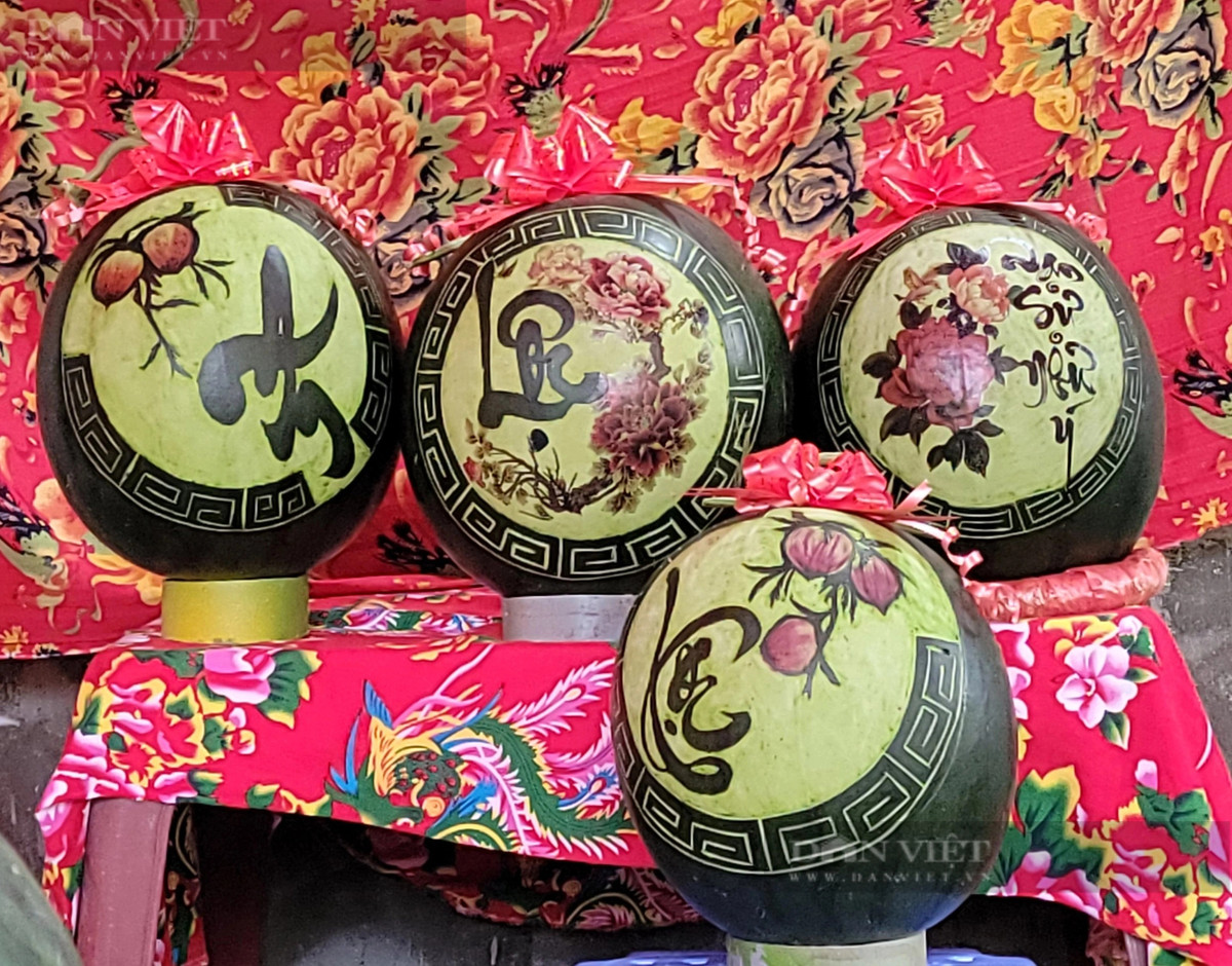 Một số sản phẩm dưa hấu, dừa khắc, vẽ, tranh, viết thư pháp do chị Vũ Thị Hằng và cộng sự sáng tạo ra các tác phẩm nghệ thuật này. 