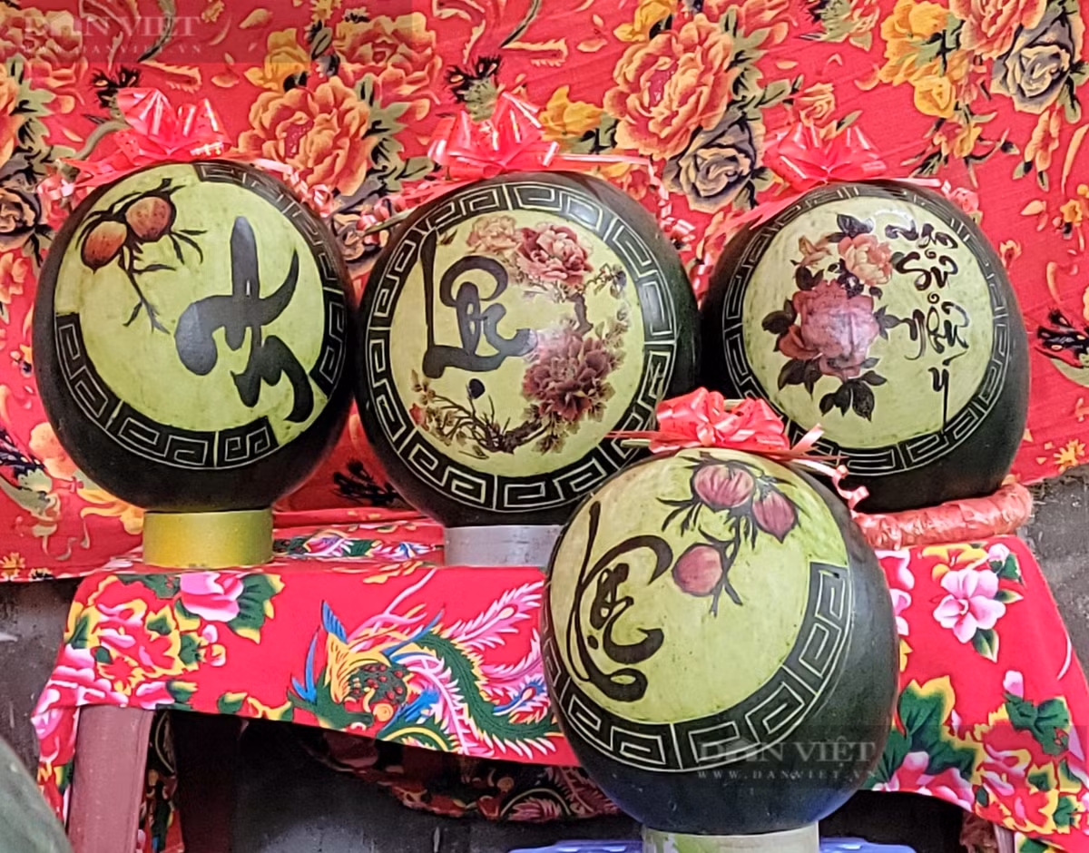 Một số sản phẩm dưa hấu, dừa khắc, vẽ, tranh, viết thư pháp do chị Vũ Thị Hằng và cộng sự sáng tạo ra các tác phẩm nghệ thuật này. 