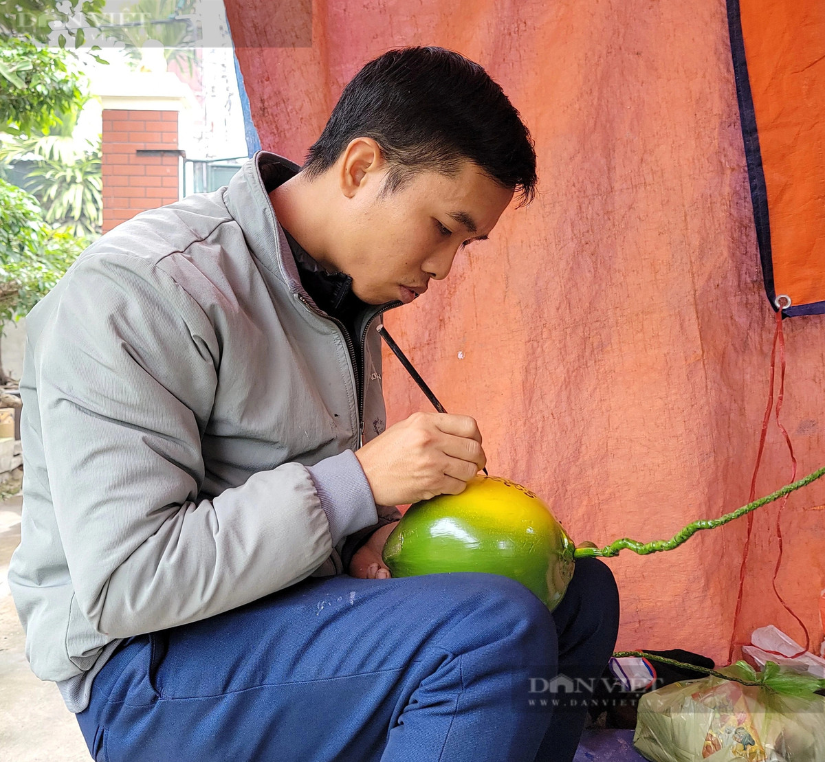 Sản phẩm trước tiên sẽ được vệ sinh và bảo quản cẩn thật tránh để bị dập nát. Còn đối với quả dưa, cũng sẽ được vệ sinh, được phun 2 lớp sơn tạo nền, tạo mầu sắc, phơi khô rồi mới bước vào tạo hình, viết thư pháp. Đối với khắc tranh, thư pháp trên dưa hấu, chị Hằng thực hiện bằng việc viết chữ thư pháp, vẽ hình lên giấy, căn chỉnh cho chuẩn theo kích thước quả dưa, rồi lấy dao khắc xung quanh viền chữ, tranh trên giấy xuyên qua giấy đến vỏ dưa. Sau đó, sẽ tiến hành cạo lớp vỏ xanh bên ngoài theo viền chữ thư pháp để cho chữ đó nổi rõ. Anh Linh cộng sự của chị Hằng đang tập trung cao độ vào từng nét chữ thư pháp trên quả dừa. 