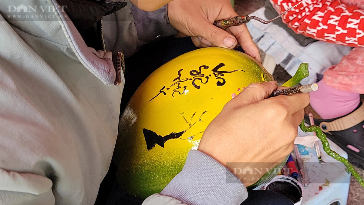 Về phần hình hoa, quả trong bức tranh, chị Hằng lựa chọn những màu được chứng nhận an toàn thực phẩm để tô màu trên bức tranh nên khi thờ xong người dân vẫn bổ ra ăn bình thường.