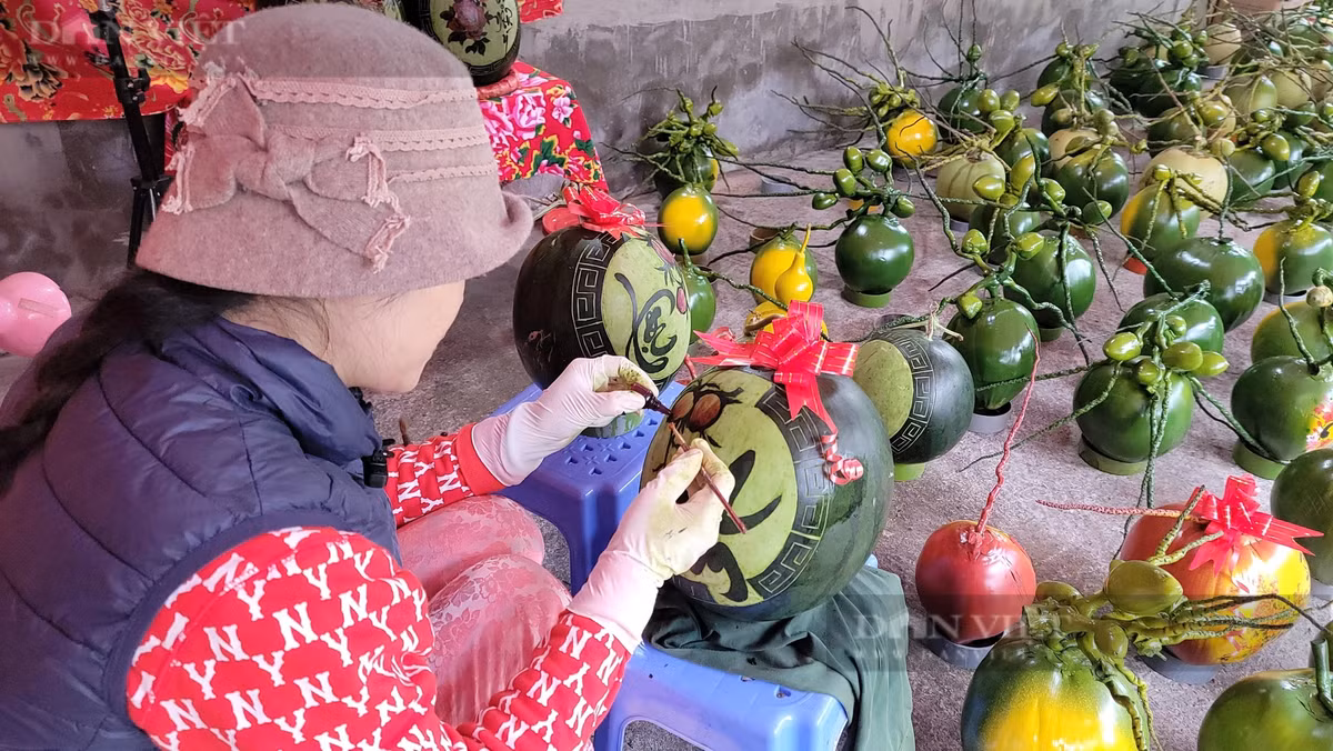 Nhiều người ở các tỉnh, thành phố như Hà Nội, Bắc Giang, Quảng Ninh, một số tỉnh miền Trung… biết đến sản phẩm của chị. Nhờ vậy, sản phẩm dừa, dưa hấu, bưởi có khắc, vẽ, viết tranh, thư pháp lan toả đến nhiều người. Còn mùa Tết Giáp Thìn 2024 này, ngay từ ngày 10 tháng Chạp, cơ sở của chị đã chuẩn bị hàng để bắt tay vào sáng tạo các tác phẩm tranh, thư pháp nghệ thuật trên dừa, dưa hấu. Dự định, vụ Tết này cơ sở sẽ làm số lượng 1000 quả dừa, vài trăm quả dưa hấu.