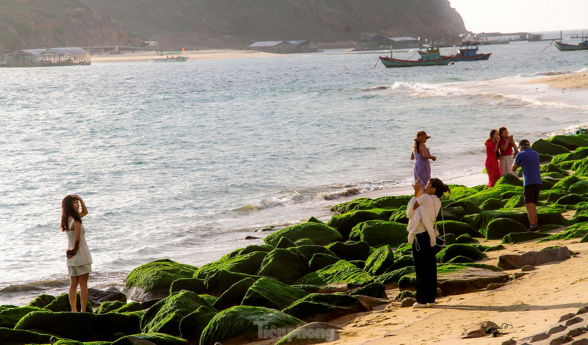 Dịp cuối tuần, các bạn trẻ ghi lại khoảnh khắc tuyệt vời cùng bãi đá ở địa phương. Ảnh: Trương Định