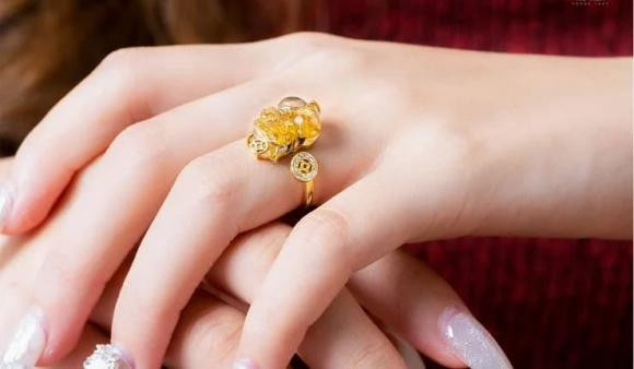 Deo nhan phong thuy the nao de giu duoc tien va gap may man