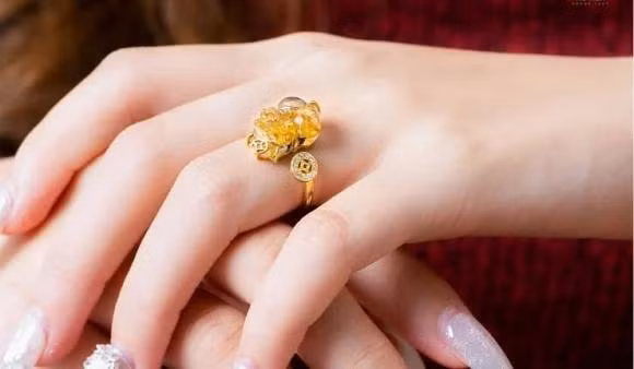 Deo nhan phong thuy the nao de giu duoc tien va gap may man