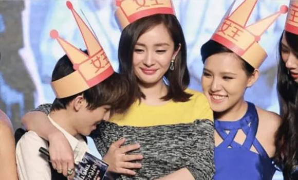 Nhung khoanh khac dang quen cua dan sao Hoa ngu-Hinh-2