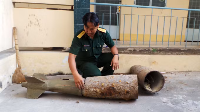 Cuối tháng 2/2014, người dân Cần Thơ đã phát hiện ra 4 quả bom nguy hiểm tại khu vực bãi bồi cồn Ấu, Q.Cái Răng và 1 quả bom khác tại khu vực gần khu dân cư xã Trường Long, huyện Phong Điền, TP Cần Thơ. Trong số 5 quả bom này có 2 quả nặng 225 kg, 3 quả nặng 125 kg. Ảnh: Tuổi Trẻ.