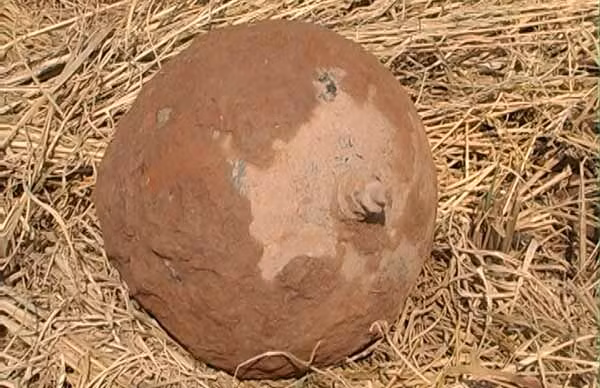 Trước đó, người dân huyện Kiến Xương cũng đã phát hiện một quả mìn nước có đường kính 40cm, trọng lượng 40 kg được tại xã Bình Thanh. Ảnh: Cổng TT Kiến Xương.