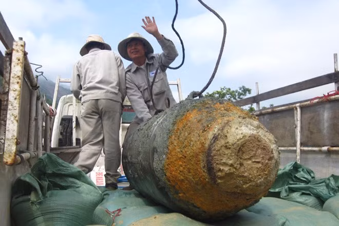Quả bom khủng nhất được phát hiện trong tháng 3 nặng đến 1 tấn ở tại huyện miền núi A Lưới, tỉnh Thừa Thiên Huế. Quả bom lớn nằm ở ngay dòng suối cạn của xã Hồng Kim, nơi người dân thường đi lại, tắm giặt... Máy xúc cỡ lớn đã được huy động để di dời quả bom khủng rời xa khu vực gần nơi dân sinh sống và cho nổ phức tạp. Ảnh: Lao động.