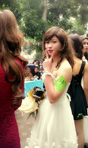 Cùng đóng giả con gái và đọ sắc cùng hai cậu bạn trên là Huy Loki, chàng học sinh lớp 12A5 trường THPT Quang Trung, Đống Đa, Hà Nội.