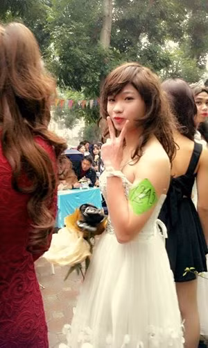 Cùng đóng giả con gái và đọ sắc cùng hai cậu bạn trên là Huy Loki, chàng học sinh lớp 12A5 trường THPT Quang Trung, Đống Đa, Hà Nội.