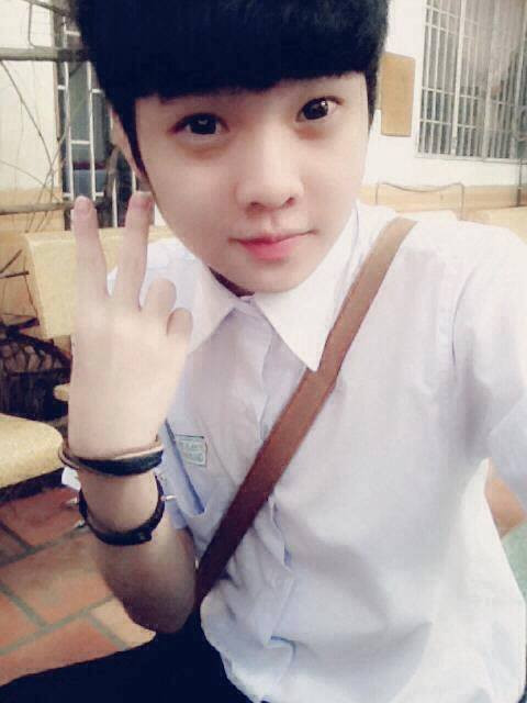 Cậu nam sinh Hưng Lee có vóc dáng nhỏ con, làn da trắng và đôi mắt to tròn rất đáng yêu.