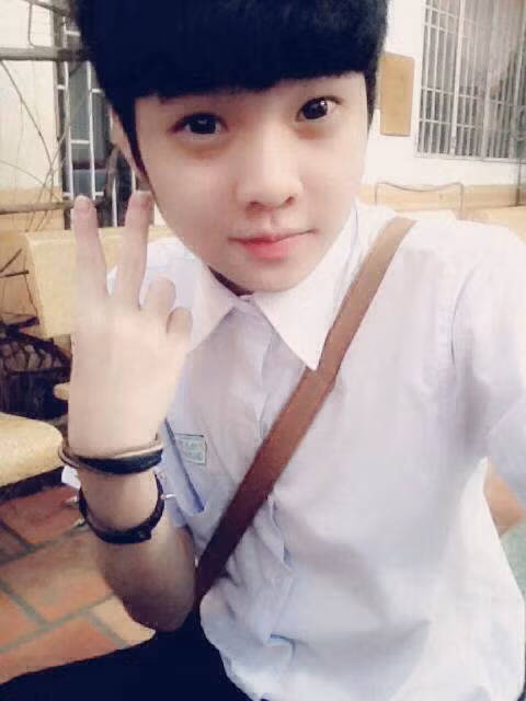 Cậu nam sinh Hưng Lee có vóc dáng nhỏ con, làn da trắng và đôi mắt to tròn rất đáng yêu.