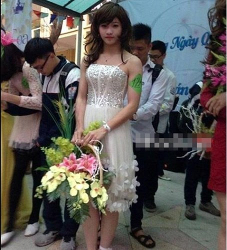 Huy Loki hóa trang thành con gái và diễn văn nghệ ngày 8/3 tại trường. Bức ảnh của cậu gây sốt nhiều trang mạng giải trí. Nếu không nhìn vào những đường gân hơi lộ trên cánh tay, sẽ rất khó để nhận ra đây là một chàng trai chính hiệu.