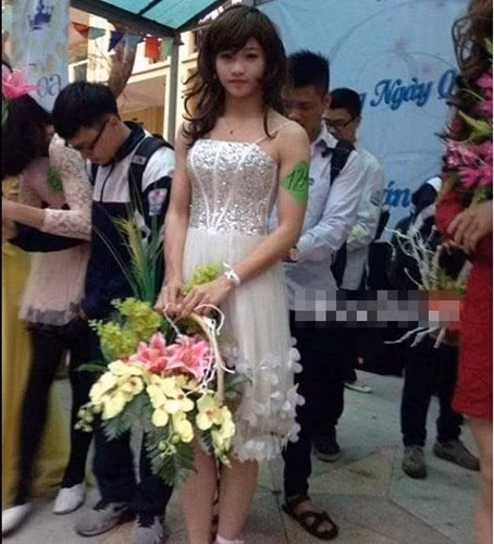 Huy Loki hóa trang thành con gái và diễn văn nghệ ngày 8/3 tại trường. Bức ảnh của cậu gây sốt nhiều trang mạng giải trí. Nếu không nhìn vào những đường gân hơi lộ trên cánh tay, sẽ rất khó để nhận ra đây là một chàng trai chính hiệu.