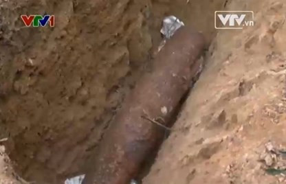 Ngày 18/3, một quả bom có chiều dài 1,56m, đường kính 30 cm thuộc loại MK 82 của Mỹ được người dân xóm Trung Lĩnh, xã Hương Trạch, huyện Hương Khê, Hà Tĩnh phát hiện khi đang san lấp mặt bằng bãi đá. Ngày 19/3, Bộ Chỉ huy quân sự tỉnh Hà Tĩnh đã chỉ đạo Ban Chỉ huy quân sự huyện Hương Khê phối hợp Ban Công binh tiến hành hủy nổ an toàn quả bom này. Ảnh: VTV.