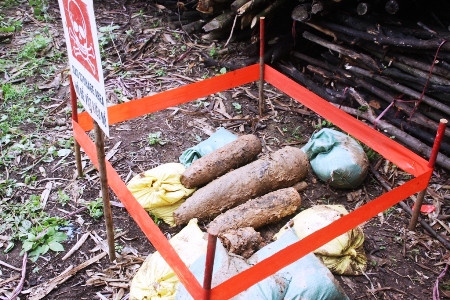 Ngày 11/3, người dân thuộc khu phố 7, phường 5 TP Đông Hà, Quảng Trị đã phát hiện 3 quả đạn pháo còn nguyên ngòi nổ trong một khu đất trong phố. 3 quả đạn pháo đều thuộc cỡ lớn, còn nguyên ngòi nổ gồm đạn pháo 155mm HÈ và 105mm WP. Ảnh: PL&amp;XH.