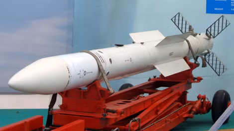 Tên lửa không đối không K-77M dùng đầu tự dẫn radar mạng pha kỹ thuật số hiện đại.