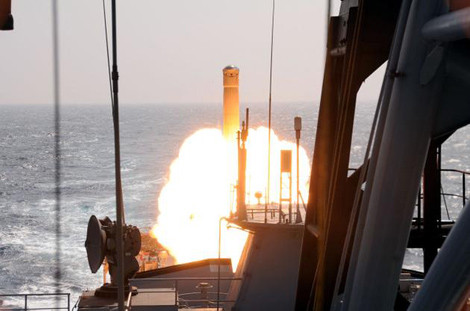 Tên lửa hành trình siêu thanh BrahMos phóng theo phương thẳng đứng từ tàu khu trục INS Ranvir Ấn Độ.