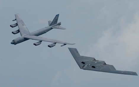 Tương tự Nga, Không quân Mỹ đang muốn thay thế các máy bay B-52, B-1B già nua theo thời gian dù chúng vẫn đáp ứng được yêu cầu nhiệm vụ.