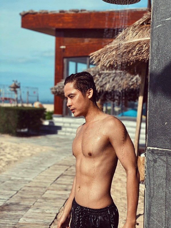 Tro cung cua Dam Vinh Hung khoe body nong bong-Hinh-3