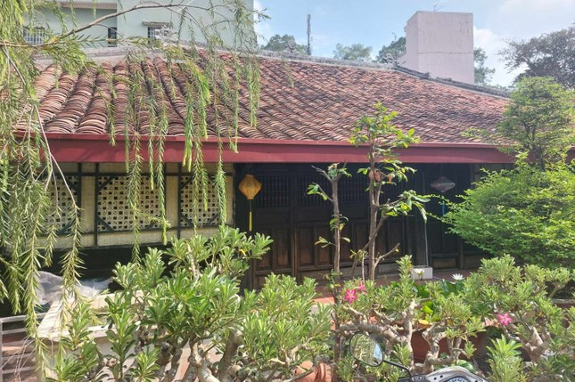 Phần trang trí bên trong ngôi được chạm khắc công phu, từ chân cột đến mái nhà, bàn ghế tủ ghế, trang thờ các khung cửa các ô lồng… hoành phi, liễn, đối, những bức tranh tứ bình, những tấm thủ quyển… tất cả đều chạm trổ, sơn thếp cẩn xà cừ công phu khéo léo, làm cho ngôi nhà tráng lệ mà trang nghiêm.