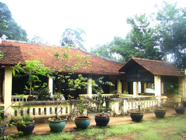 Sân nhỏ vừa là nơi đặt hòn non bộ, cây cảnh, đồng thời tạo ánh sáng cho bốn căn nhà xung quanh. Phía trước là bàn thờ chính, giữa là bàn thờ có đặt chân dung vua Thành Thái.