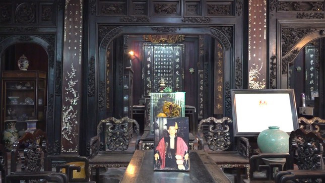 Các kèo đều có chạm cẩn, trính uốn cong. Phía trước nhà thờ là căn nhà ba gian dùng làm nhà khách. Trên tường dọc theo hành lang trong, chủ nhân treo những khung hình họa chân dung của những danh nhân và các vị vua chúa của một số nước trên thế giới khá nổi bật và rất đặc biệt.