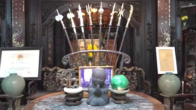 Nhà dưới là một căn nhà ngang, cất theo lối xuyên trính nhưng đơn giản hơn nhà trên. Nhà ngang dùng để tiếp khách bình thường, là nơi sinh hoạt gia đình, nhà ăn, nhà bếp,… phía trước nhà ngang là nhà xe hướng cửa ra cổng. Sân trước nhà cổ trồng nhiều chậu hoa kiểng, cây kiểng… tôn thêm nét đẹp cổ kính của ngôi nhà.