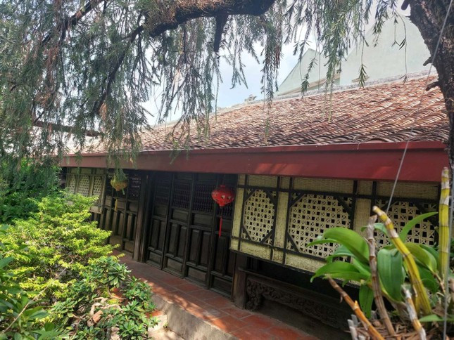 Phân bố mặt bằng của ngôi nhà gồm nhà trên, nhà có 5 gian hai chái, phần thờ phụng, tiếp khách, các buồng để ở và chứa đồ đạc của cải được ngăn chia rạch ròi. Phần dành để tiếp khách gồm hai lòng căn (tức từ hàng cột thứ hai đến hàng cột thứ tư), nơi đây có đặt bàn ghế để tiếp khách, bao gồm ở gian giữa làm một bàn tròn lớn, mặt bàn lót đá cẩm thạch, trên bàn đặt giá Bát bửu (tám món binh khí cổ), chung quanh bàn có đặt ghế với chạm trổ tinh vi và giàu ý nghĩa tượng trưng.