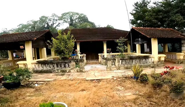 Nhà cổ Nguyễn Tri Quan tại khu phố 1 (phường Tân An, TP Thủ Dầu Một), xây dựng năm 1890. Nét kiến trúc chữ Khẩu, gồm có 4 căn: nhà thờ, nhà khách nằm song song nhau hướng quay về phía Đông Nam cách nhau một khoảng sân nhỏ; nối nhà khách và nhà thờ là hai căn nhà ngang.