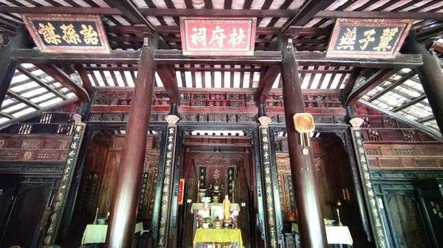 Ngôi nhà có bao lam, hoành phi, liễn, đại tự, khánh thờ… được trang trí hoa văn cách điệu, chủ đề: Long, Lân, Quy, Phụng, Nai, Điểu, Nho, Sóc… tạo nên những nét văn hóa nghệ thuật độc đáo mang đậm phong cách văn hóa Việt trên đất Bình Dương lúc bấy giờ.