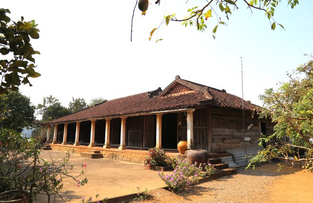 Nhà cổ Dương Văn Hổ ở ấp Điều Hòa (xã Bạch Đằng, thành phố Tân Uyên), xây dựng trong vòng 4 năm (từ năm 1911-1914). Ngôi nhà nằm yên bình, tĩnh lặng trong khu vườn đầy cây trái trên vùng đất cù lao Bạch Đằng.