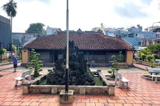 Theo ông Tới, nguyên vật liệu để dựng ngôi nhà đều là những loại gỗ quý như Cẩm lai, Giáng hương, Gõ, Sến, Mật… thể hiện sự sung túc của gia chủ. Từ những song gỗ, đường nét ô vuông đến các mảng phù điêu đều được bố trí đối xứng đến từng chi tiết, tạo nên bề thế trang nghiêm, thể hiện phong cách vương quyền.