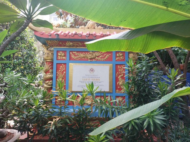 Nhà cổ Trần Công Vàng, nằm phía sau lưng nhà cổ Trần Văn Hổ, xây dựng theo kiến trúc kiểu chữ đinh nghịch trên khu đất 1.333 m2, diện tích nhà 323 m2, hoàn thành năm 1892.