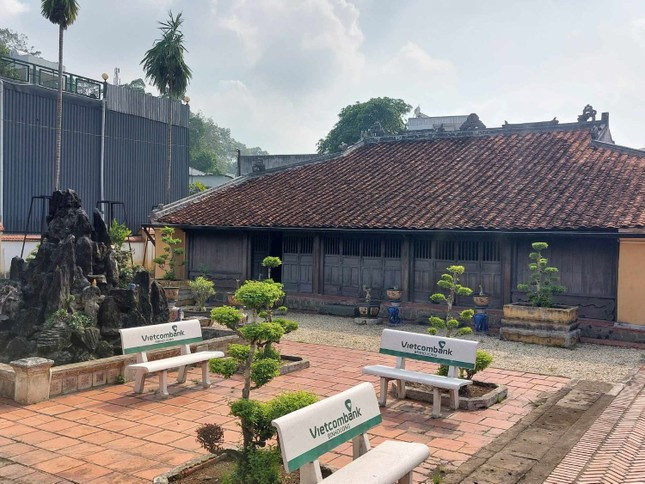 Theo lời kể lại của ông Mai Văn Tới (85 tuổi) người quản lý ngôi nhà, trước đây nhà có diện tích rất rộng, bao gồm nhiều hạng mục. Thế nhưng, trải qua hai cuộc chiến tranh một số công trình xung quanh đã bị phá bỏ. Dù vậy đến nay ngôi nhà chính vẫn được bảo toàn gần như nguyên vẹn. Mặt chính ngôi nhà quay về hướng Tây Nam, hướng sông Sài Gòn để hưởng được làn gió mát trong lành quanh năm.