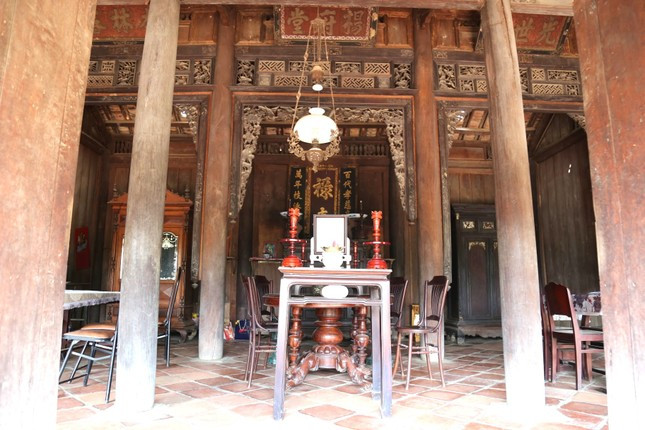 Ngôi nhà được xây dựng theo dạng chữ Đinh, đây là kiểu nhà truyền thống của người Việt, mái lợp ngói âm dương, có ba gian, hai chái.