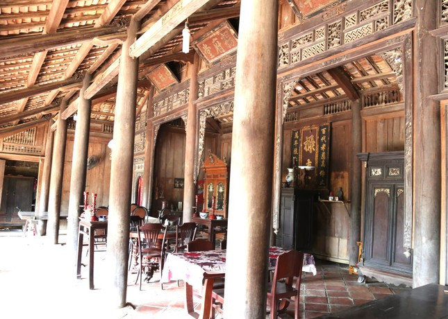 Nhà cổ Dương Văn Hổ được xây dựng trên một gò đất cao, gần sông Đồng Nai. Tổng diện tích của di tích hơn 2.935m2, gồm nhà chính và nhà phụ; ngôi nhà chính quay về hướng đông.