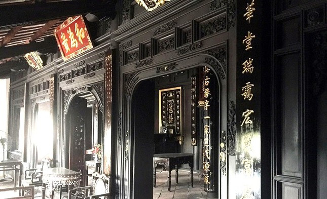 Ông Mai Văn Tới cho biết, để xây dựng ngôi nhà, gia chủ đã thuê hơn 300 thợ từ Cố đô Huế vào Bình Dương để xây và kéo dài trong 3 năm liền. Sở dĩ ngôi nhà nằm kế và hướng ra sông Sài Gòn vì chủ nhà là ông chủ của xưởng đóng tàu lớn nhất Bình Dương lúc bấy giờ. Đặc biệt, ngôi nhà không cho phép phụ nữ bước vào dù đó là con hay cháu của gia chủ.